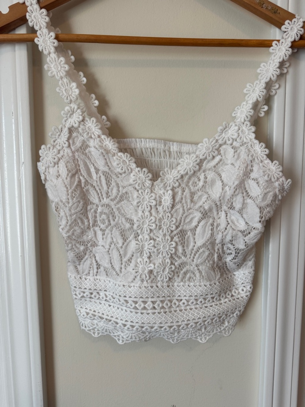 Lace Floral Cropped Cami Tank Top - White